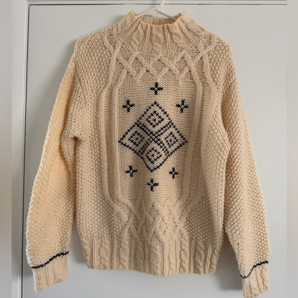 Liz Claiborne 100% Wool Hand Knit Cable Sweater M Cream Nordic Fisherman Chunky